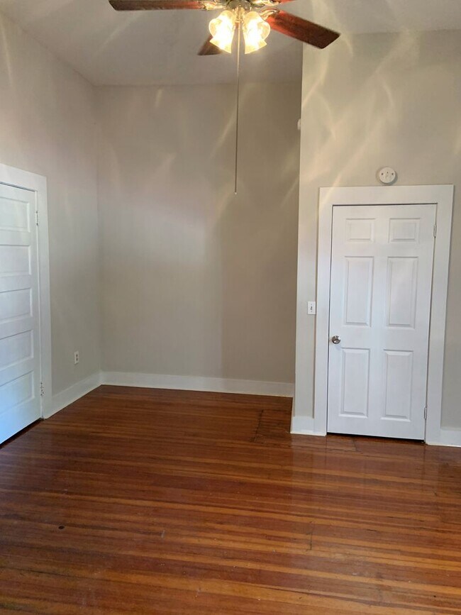 Building Photo - 4 Bedroom/2 bathroom Unit of a Duplex Avai...