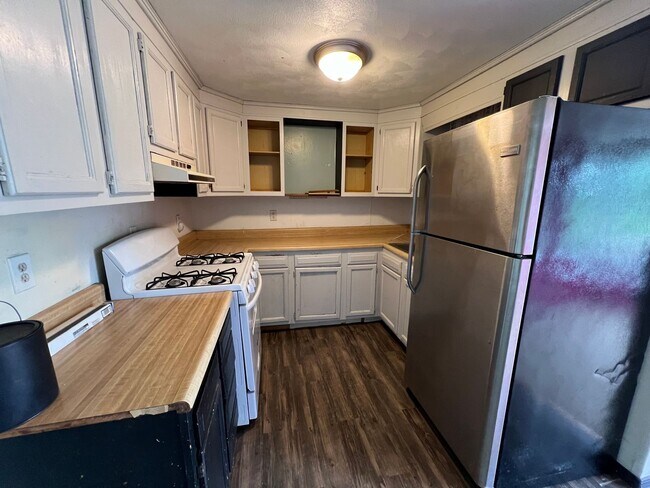 Building Photo - Welcome to this charming 2-bedroom, 1-bath...