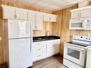 Building Photo - 809 Portland Rd