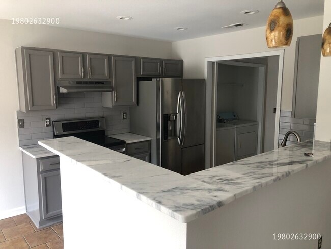 Foto del edificio - 10123 Green Hedge Ave