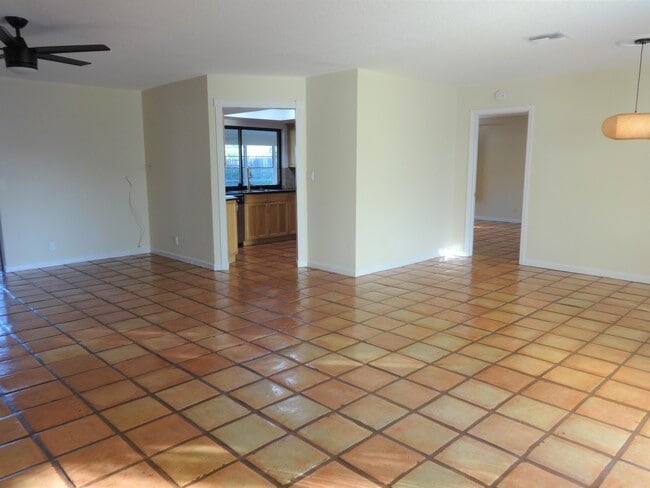 Building Photo - 13868 Cocoanut Ave