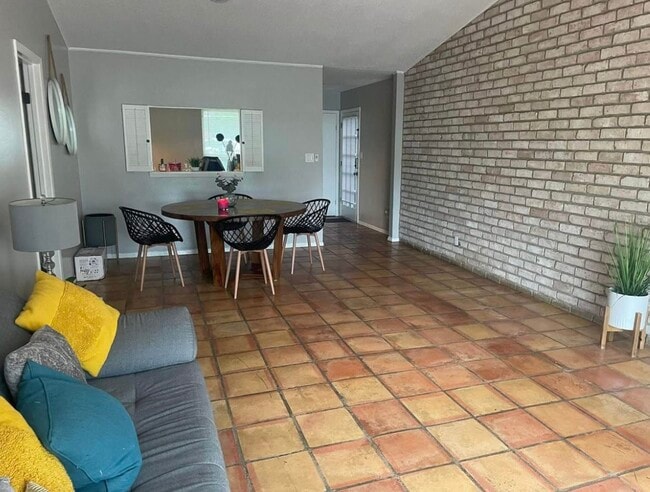 Building Photo - 712 Continental Dr