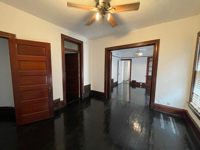 Foto del edificio - 2536 N Oakland Ave