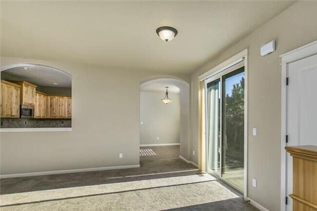 Building Photo - Spacious home with bonus room in NE Bend!