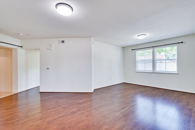 Foto del edificio - Spacious 3 Bed, 2 Bath with 2 Private Garages, Extra Storage & Resort Style Amenities