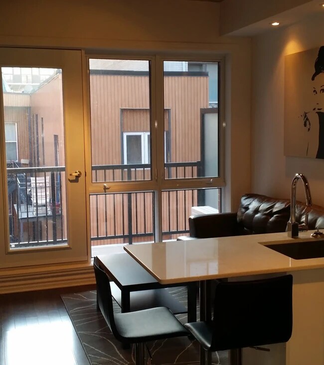 Building Photo - 3456 Av Du Parc