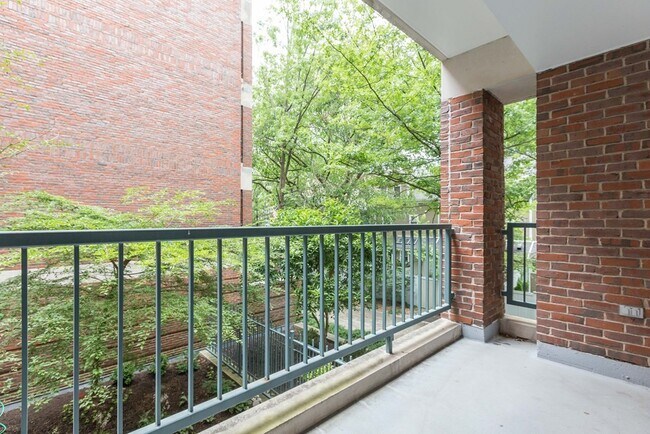 Building Photo - 132 Mount Auburn St