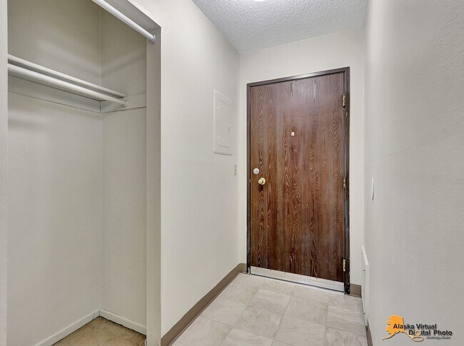 Building Photo - 4640 Reka Dr