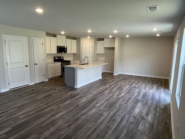 Building Photo - Brand New 4 Bed Home in University Area