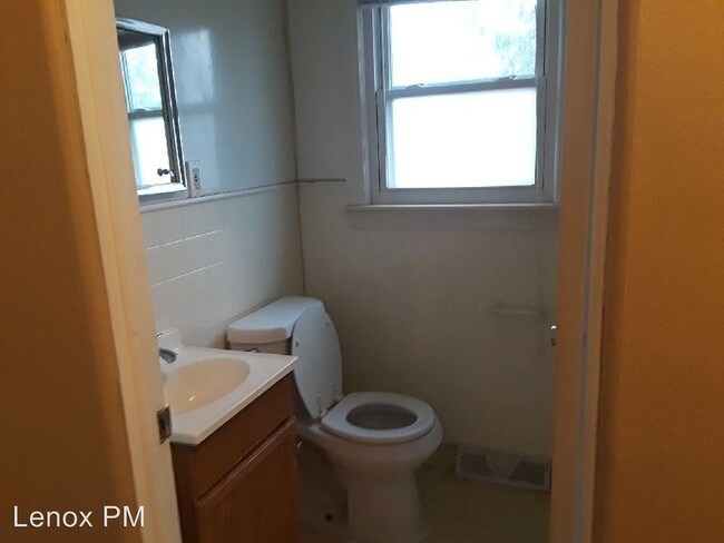Building Photo - 2 br, 1 bath House - 30 E Sheffield