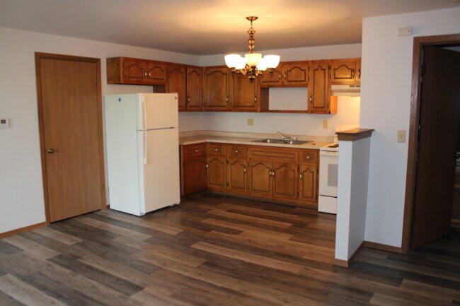 Building Photo - 2071 Hilltop Dr