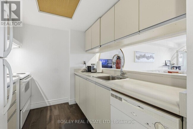 Building Photo - 705 King St W