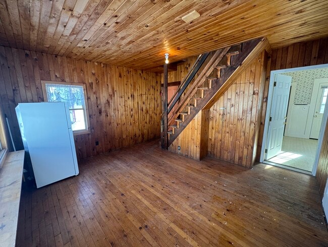 Building Photo - 10 Maple St