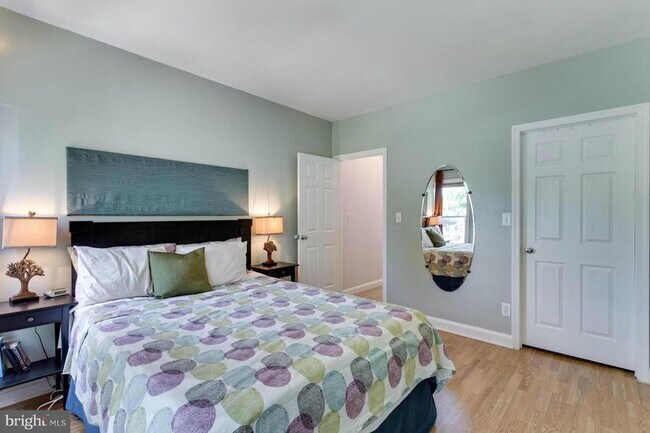 Foto del edificio - Stunning Townhome w/FREE Parking in Mount ...