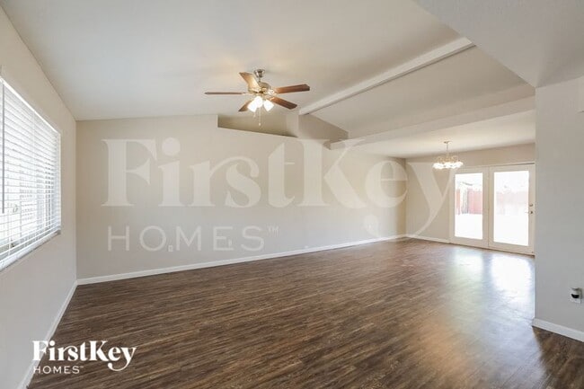 Foto del edificio - 1007 W 10th St