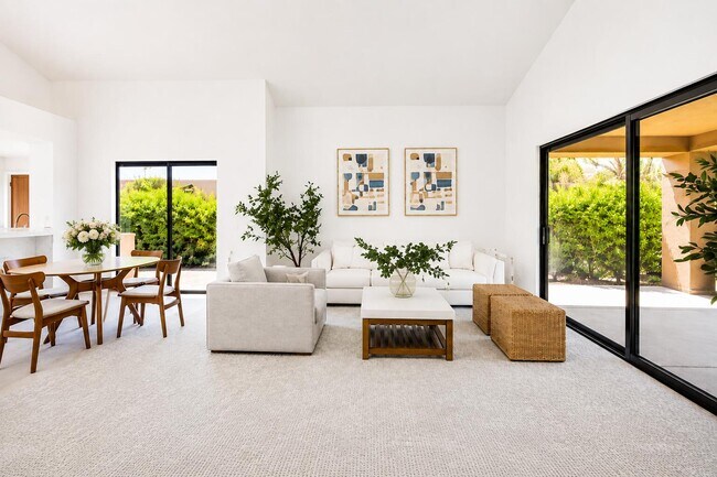 Foto del edificio - 73280 Rosewood Ct