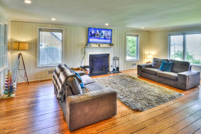 Foto del edificio - 645 Shore Acres Dr