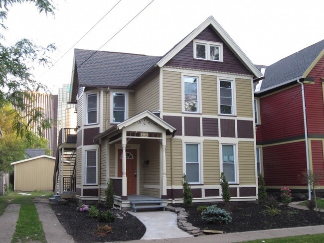 Building Photo - 2009 Clover Ave