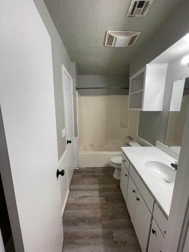 Foto del edificio - 3 Bed 1 Bath Duplex Available Now!