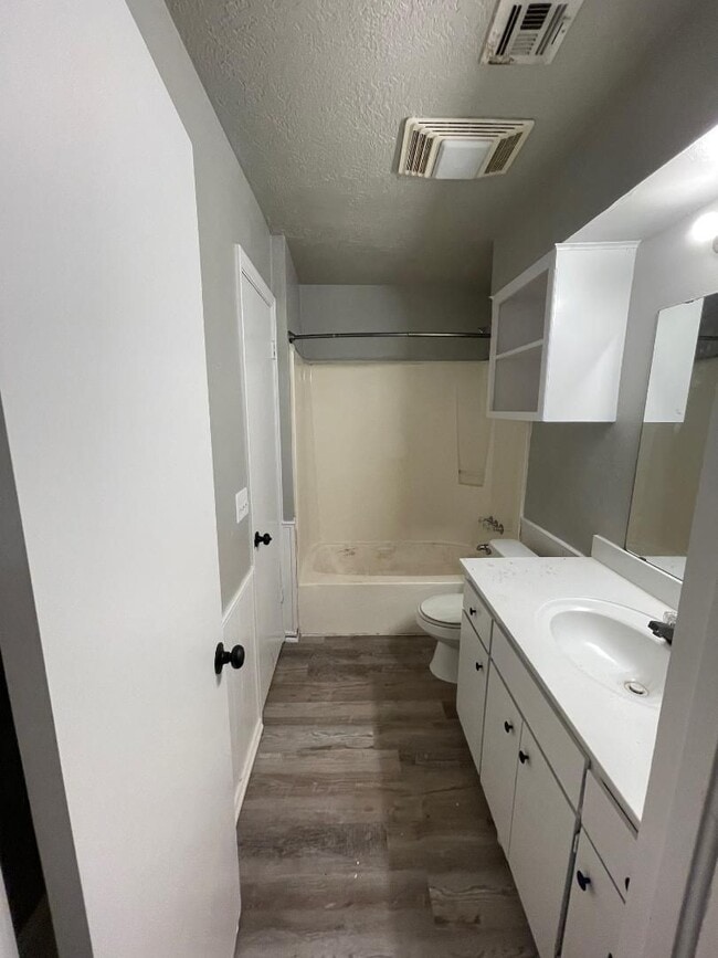 Building Photo - Updated 3-bedroom, 1-bath duplex located on a quiet street in West Norman