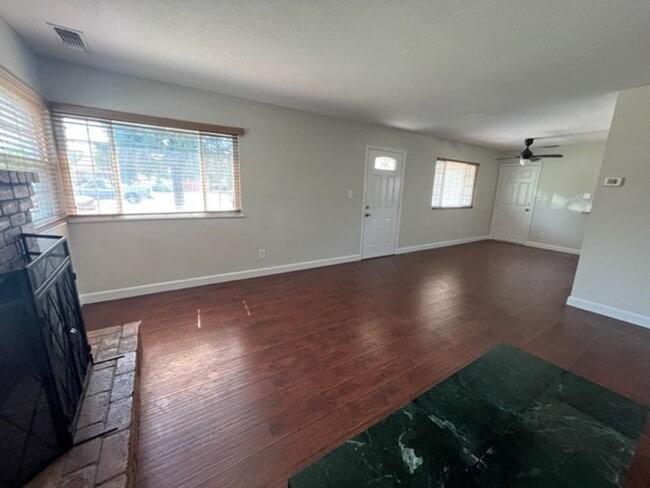 Building Photo - Spacious 2 bed 1bath home in the well desi...