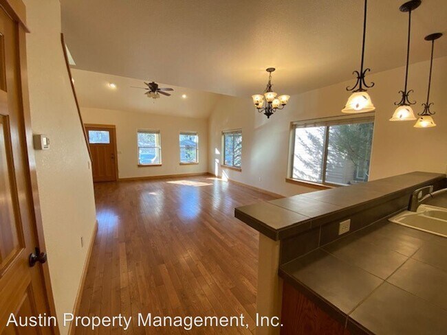 Building Photo - 3 br, 2.5 bath House - 324 W. Washington Ave.