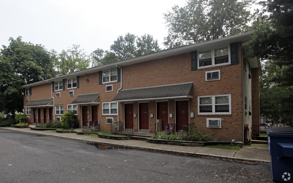 Primary Photo - 25 W Linden Ave