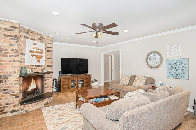 Building Photo - 614 Bendwood Dr