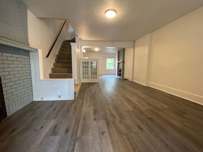 Building Photo - Charming Three Bedroom Townhouse in Squirr...