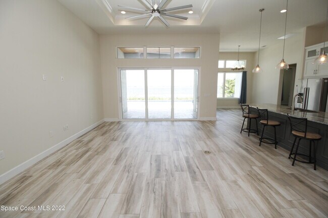 Foto del edificio - 2345 Pineapple Ave