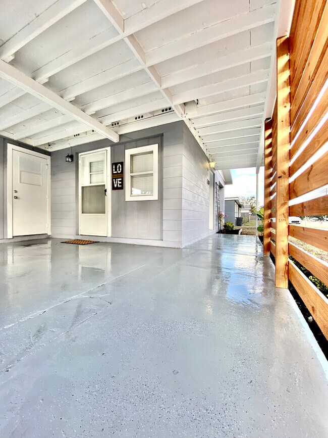 Building Photo - 782 Hillview Dr