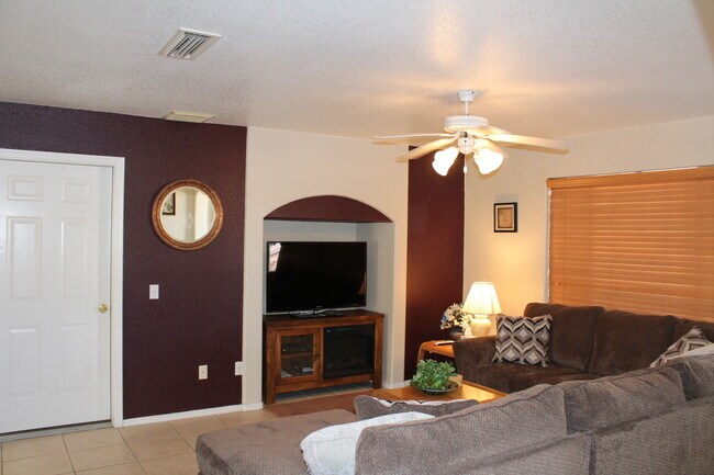 Foto del edificio - 3 Bed 1 Bath Home w/ 1 Car Garage and Larg...