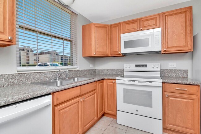 Foto del edificio - Ground Floor - Corner/End Unit - Upgraded ...