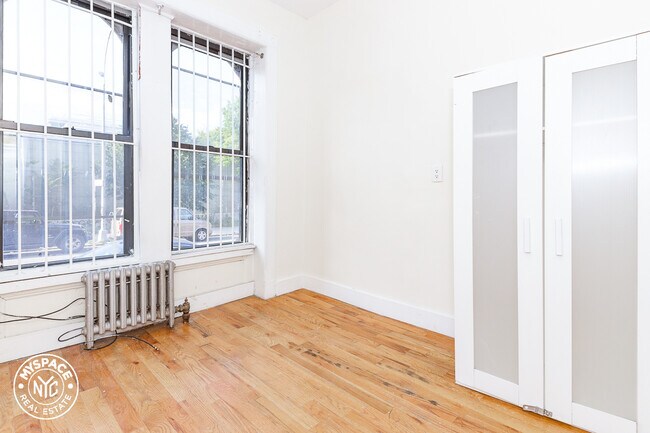 Building Photo - 142 Scholes St