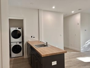 Building Photo - 362 W Merrick Rd