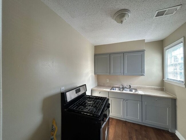 Building Photo - 1082 Garland St