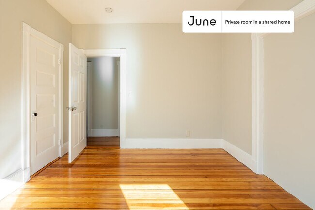 Foto del edificio - Private bedroom in 5 bed/1 bath Home