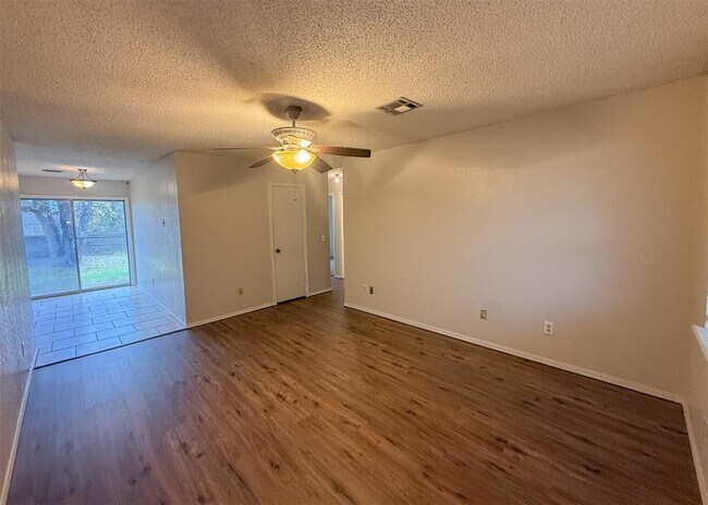 Foto del edificio - 733 W Perry Dr