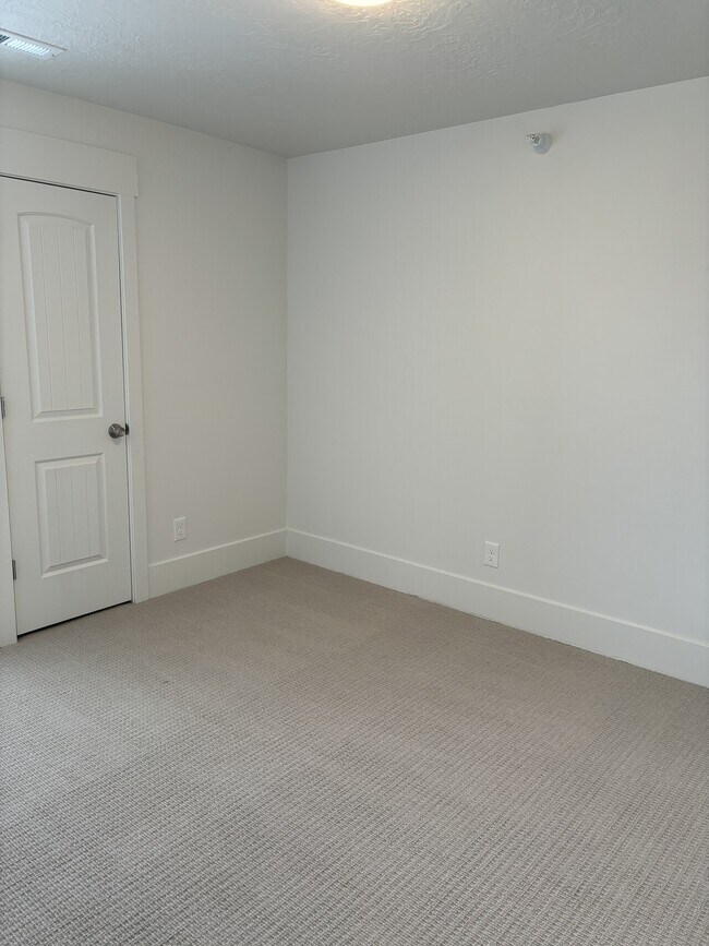 Building Photo - 401-424 Townhomes