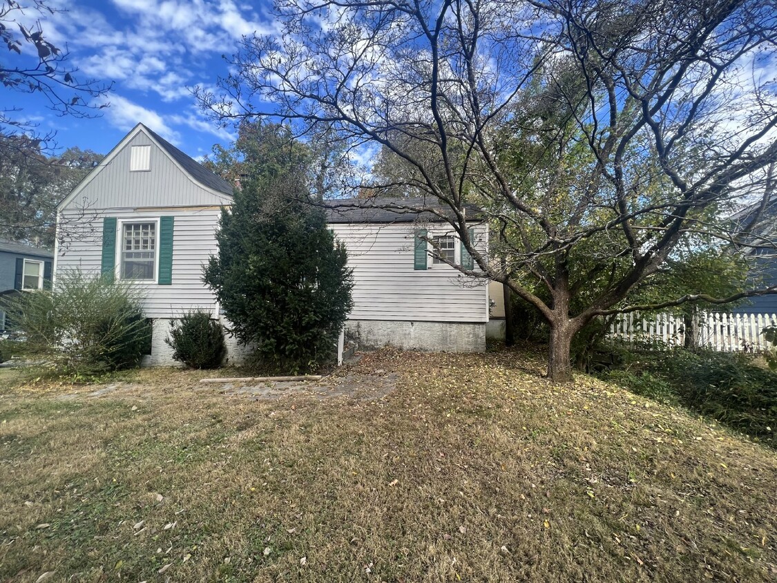 Primary Photo - Quaint Two Bedroom Available NOW