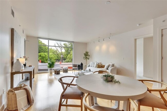 Building Photo - 210 Lee Barton Dr