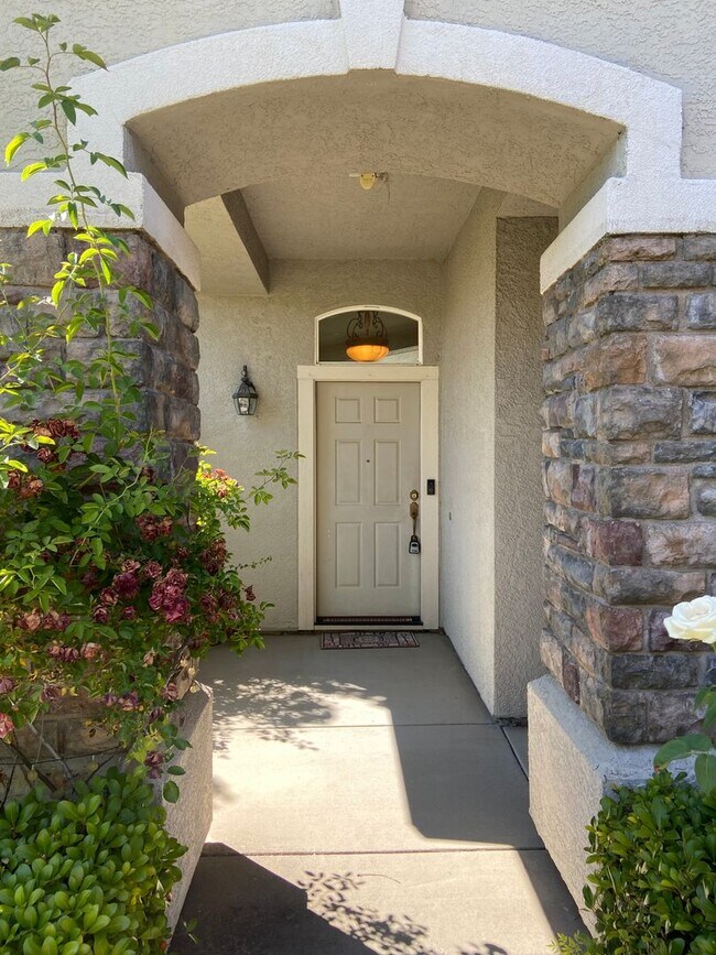 Building Photo - Chelsea Ridge - Broadstone. Walk to park, ...