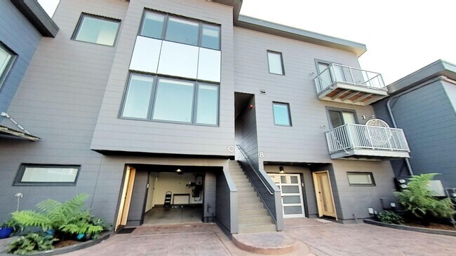 Building Photo - 2817 Eighth St