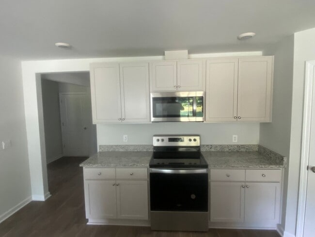 Building Photo - 4-bedroom, 2 bathroom home located in the ...