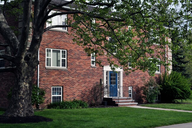 Elmwood Mansión - Elmwood Manor Apartments and Townhouses