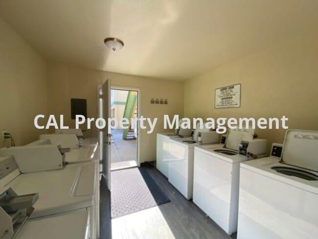 Building Photo - 2 Bedroom Apartment North Salinas