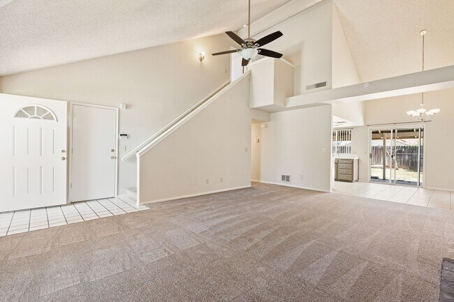 Foto del edificio - Charming home located in Clovis Unified School District!