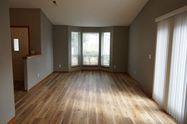 Building Photo - 9907 NE 86th St