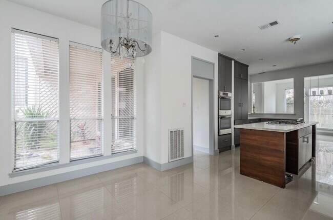 Foto del edificio - 1022 Forest Home Dr