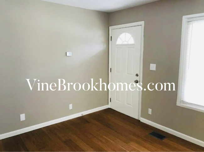 Building Photo - 4325 Beechmont Dr